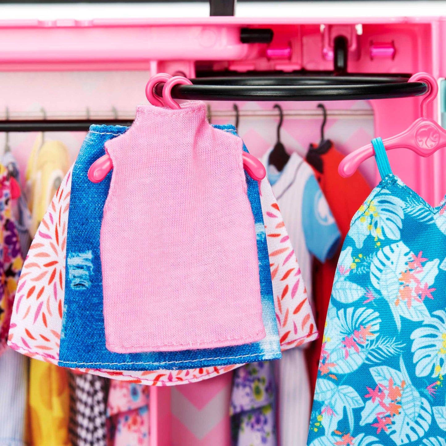 Barbie Coffret de Jeu Armoire Mode, 3 Tenues, Accessoires, 3-8 Ans