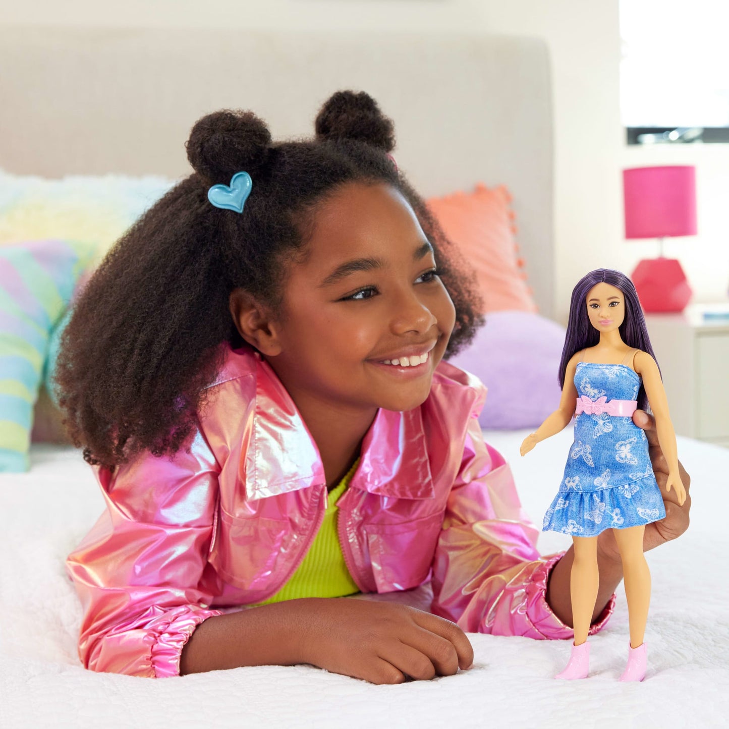 Barbie Fashionista Muñeca Vestido de Mariposas y Botas Rosas